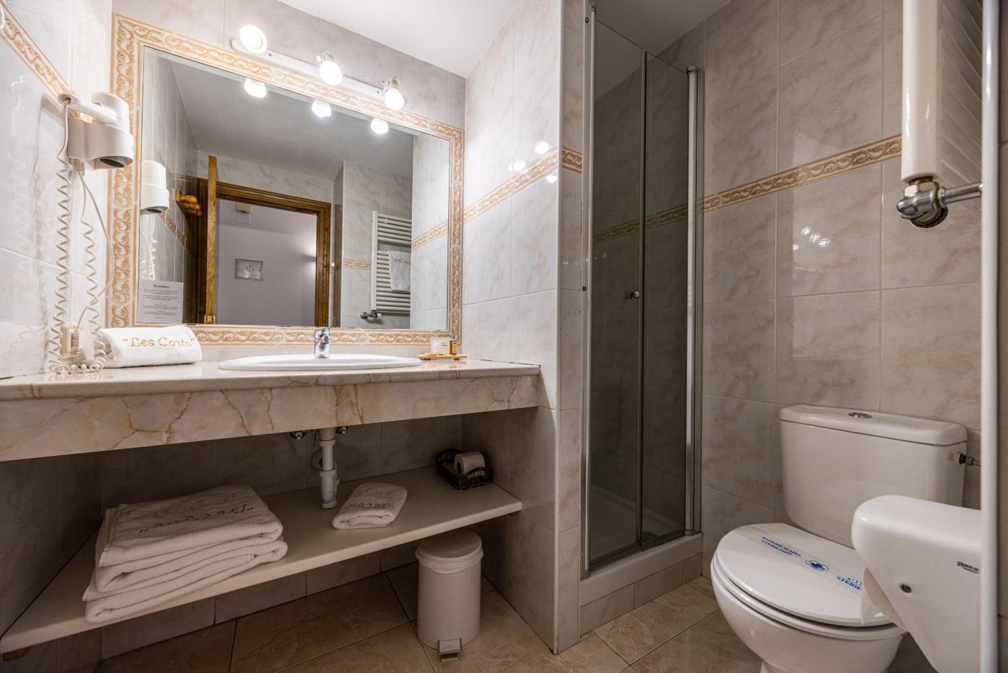Aparthotel Les Corts Llivia Exterior foto
